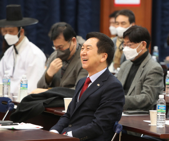 국민의힘 당권주자인 김기현 의원이 지난 1월17일 오후 충남 천안 백석대학교 국제회의실에서 열린 '김기현에게 묻고 답하다' 강연회에서 지지자들의 환호에 웃음으로 화답하고 있다.<연합뉴스>